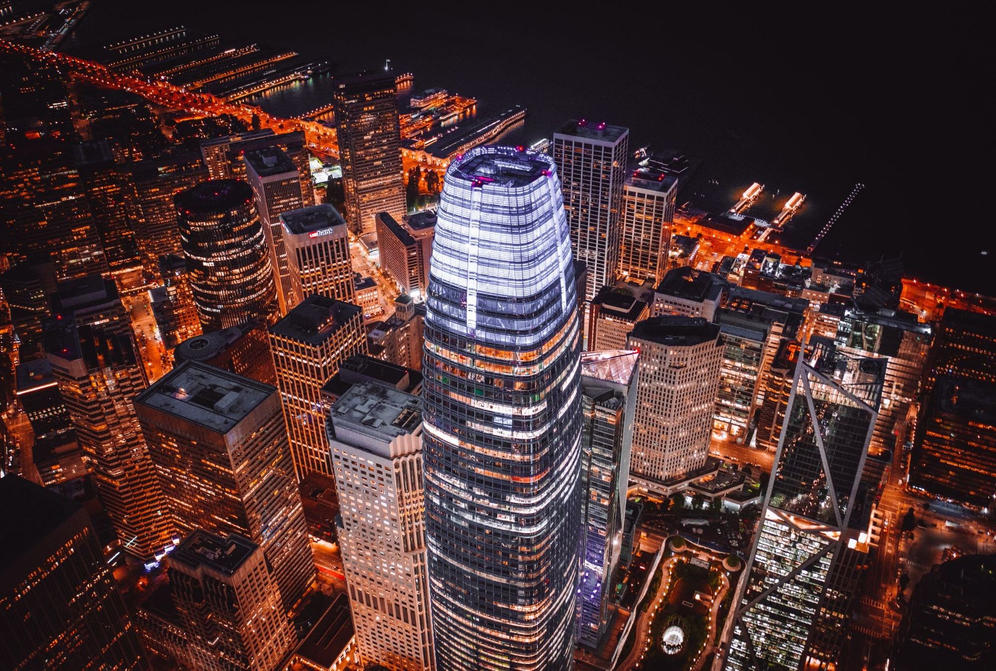 Salesforce Tower overlooking San Francisco in the evening.